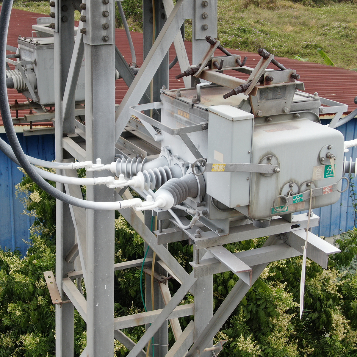 配网台架设备绝缘化 带电喷涂全包封技术